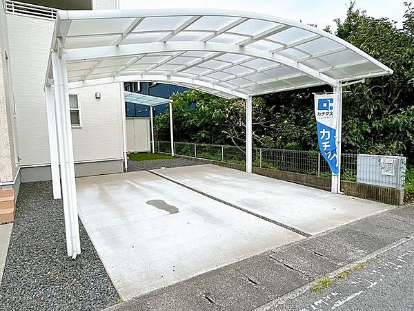 駐車場です。カーポートへの普通車2台駐車を含めて、合計3台並列駐車が可能です。