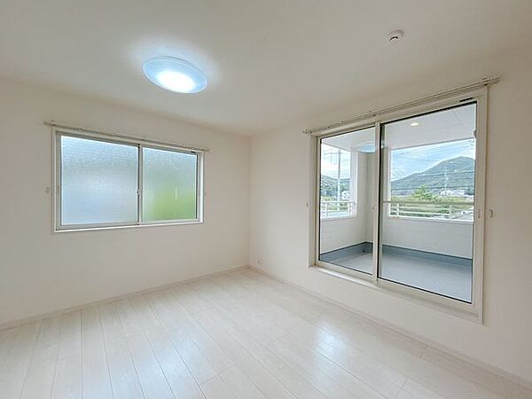 2階南東側洋室です。二面採光なので電気なしでも過ごせそうな明るさです。