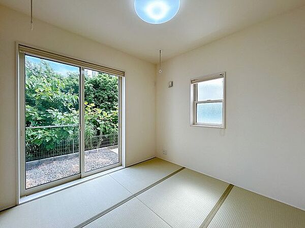 1階和室です。和室が一間あるだけで落ち着きスペースになりますよね。