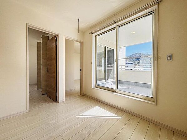 2階廊下です。南側に大きな掃き出し窓があるため、日当たりが良いです。物干し竿をひっかければ洗濯物を干すスペースにもなります。
