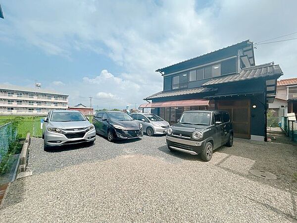 【リフォーム済】駐車場です。お庭を解体して、駐車場を拡張しました。車種にもよりますが、5台駐車可能です。