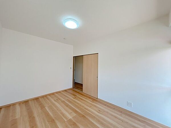 【リフォーム済】1階南側洋室です。天井と壁はクロスの張替えを行う予定です。床はフローリングを張る予定です。