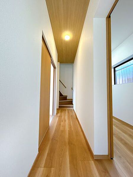 【リフォーム済】1階廊下です。木目調のクロスを天井に張ったので、お家に帰ってきた瞬間、あたたかい気持ちになりますね。