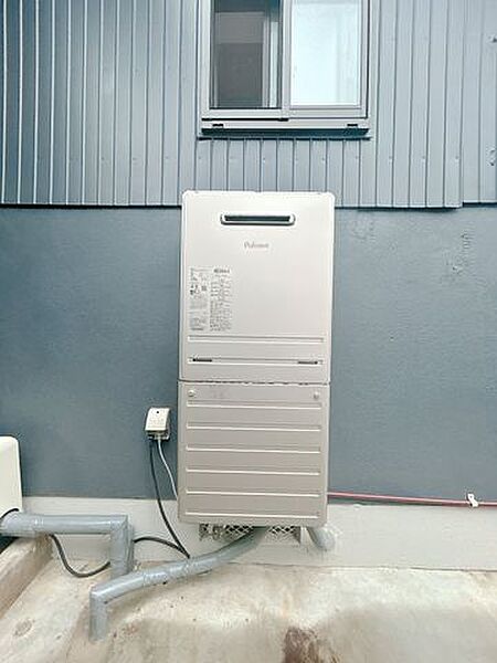 【リフォーム済】給湯器を新品交換しました。設定水量や設定温度に達すると自動でストップし、ぬるくなったら自動で追い焚きしてくれるオートタイプです。