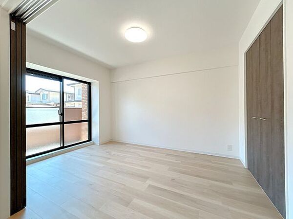 【リフォーム済】LDKに隣接した洋室です。LDKとつなげると約18帖になります。