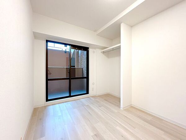 【リフォーム済】北東側洋室です。フロアタイル上張り、クロス張替えをおこないました。