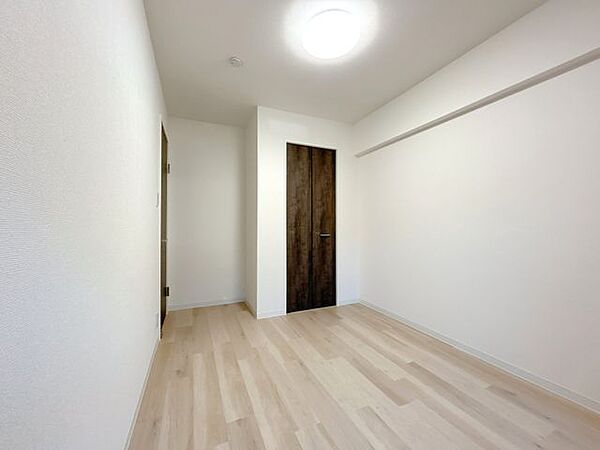 【リフォーム済】北西側洋室です。フロアタイル上張り、クロス張替えを行いました。