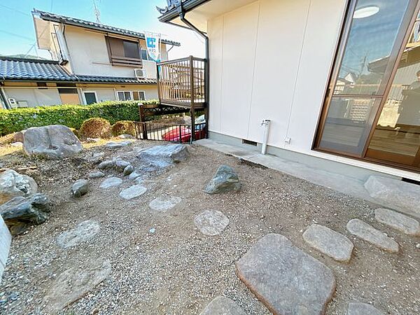 【リフォーム済】庭です。庭木の剪定、除草を行いました。