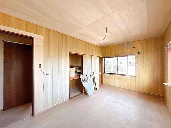 【リフォーム中】2階南東洋室です。天井・壁はクロス張替え、床はクッションフロアを張ります。