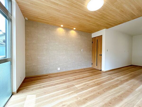 【リフォーム済】リビングです。フロア張替え、クロス張替え、照明交換等行いました。