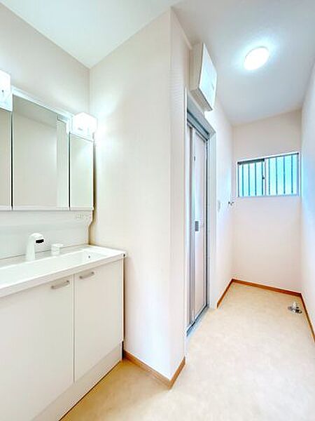 【リフォーム済】洗面脱衣所です。洗濯用水栓も新品交換しました。