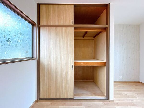 【リフォーム済】2階東側洋室収納内部です。