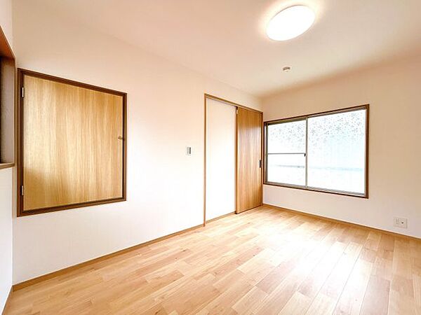 【リフォーム済】2階西側洋室です。クッションフロア張替え、クロス張替え、建具交換等行いました。