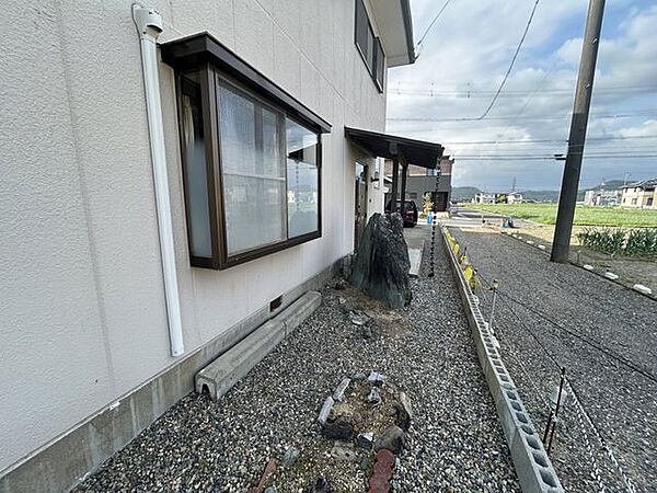 【リフォーム中】玄関付近のお写真です。玄関ドアの鍵を交換します。玄関前に屋根があるのがうれしいですね。