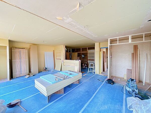 【リフォーム中】LDKです。天井・壁はクロス張替え、床はフローリングを張ります。