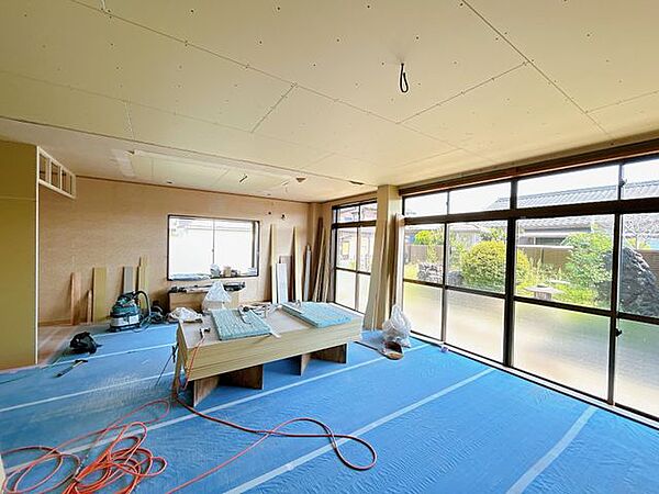 【リフォーム中】LDKです。天井・壁はクロス張替え、床はフローリングを張ります。