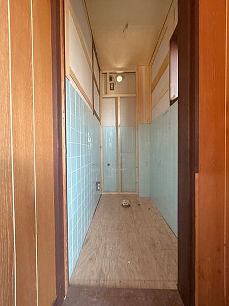 【リフォーム中】2階トイレです。新品に交換する予定です。2階にもトイレがあるのはうれしいですね。わざわざ降りる必要もなく、朝の支度時に混まなくて済みますね。