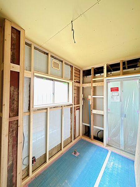 【リフォーム中】1階洗面所です。大きく拡張し、広々と使える洗面所になる予定です。洗面台は新品に交換します。