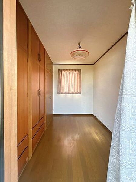 【リフォーム中】2F北側バルコニーにある倉庫の内観です。たっぷり収納出来て嬉しいですね。クリーニングを行います。