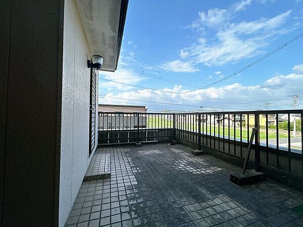 【リフォーム中】北側バルコニーです。クリーニングを行います。風通しもよく、天気がいい日は外に出れて気持ちいいですね。