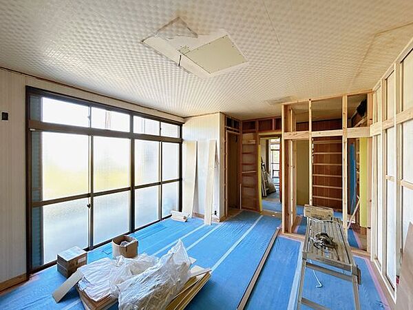 【リフォーム中】1F洋室です。天井・壁はクロス張替え、床はフローリングを張ります。