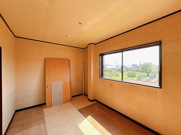 【リフォーム中】2F北西洋室のお写真です。クロスとクッションフロアを張る予定です。主寝室にもおすすめです。窓が大きく日がよく入ります。