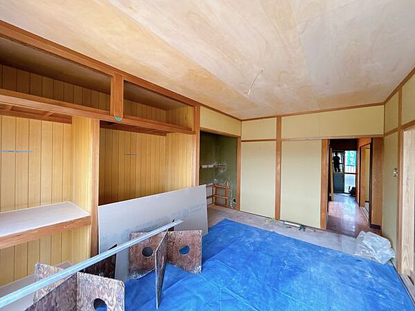 【リフォーム中】2F南西洋室化です。天井・壁はクロス張替え、床はクッションフロアを張ります。収納スペースが十分にございます。