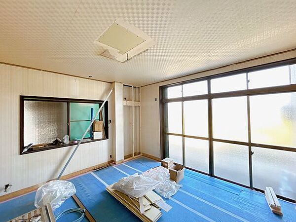 【リフォーム中】1F洋室です。天井・壁はクロス張替え、床はフローリングを張ります。