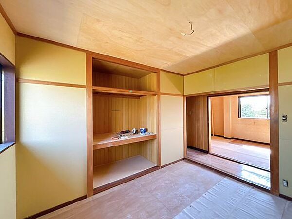 【リフォーム中】2F和室です。壁にはクロスを張り、畳は表替えをする予定です。収納が多くていいですね。