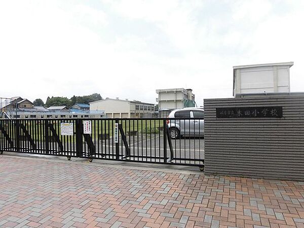 岐阜市木田 木田小学校まで約180m(徒歩3分)です。家から一本道なので、見送りもできて安心ですね。