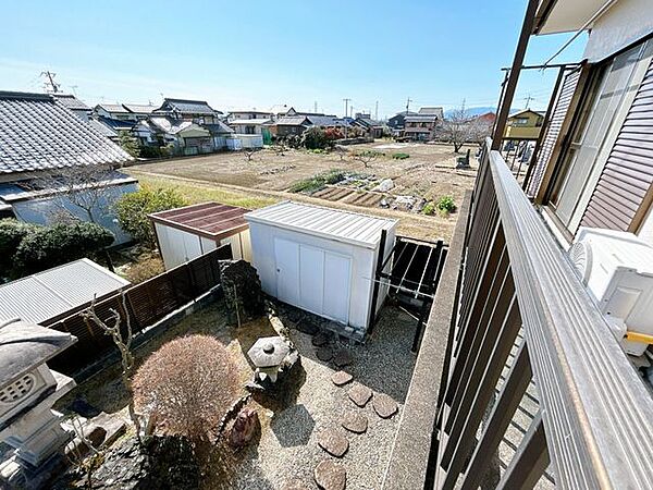 【リフォーム中】ベランダからの眺望です。広々としていて解放感がありますね。風も気持ちいいです。庭木は剪定を行います。