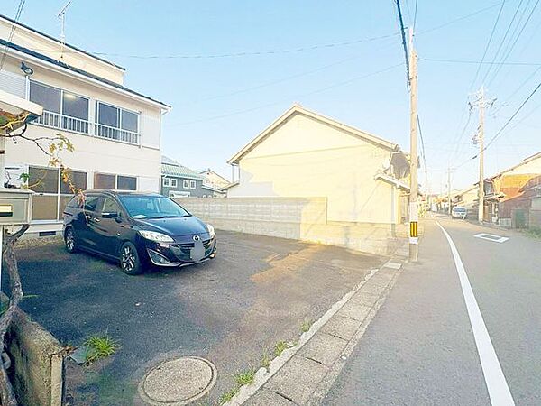 前面道路になります。ゆとりをもって3台駐車が可能です。道も出やすいので大きい車を持つ方にも安心ですね。
