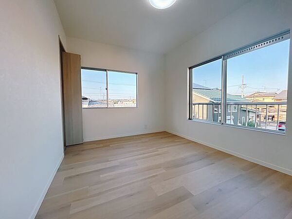 2階東側洋室です。見晴らしがよく、海保間がありますね。