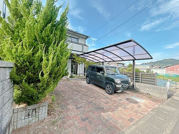 【リフォーム中】外観です。カーポート1台分含め、合計並列2台駐車可能です。外壁・屋根塗装を行います。