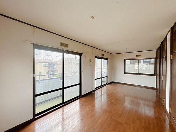 【リフォーム中】2階南側洋室です。天井・壁はクロス張替えを行います。収納・建具が東西にあるので、仕切ってお使いいただけます。