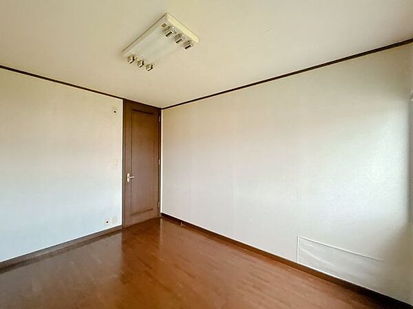 【リフォーム中】2階東側洋室です。天井・壁はクロス張替えを行います。
