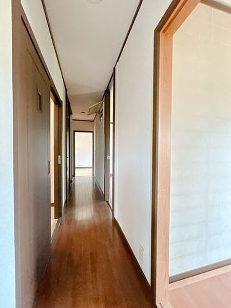 【リフォーム中】1階廊下です。天井・壁はクロス張替え、床はフローリングを張ります。