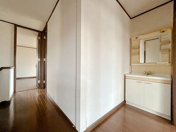 【リフォーム中】2階廊下です。天井・壁はクロス張替えを行います。
