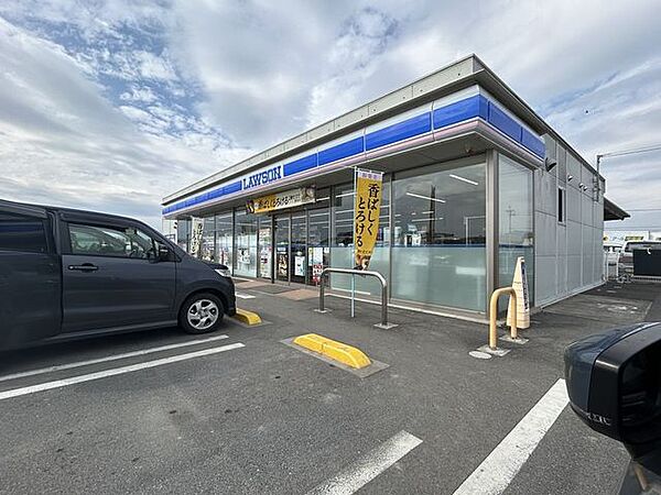 【周辺環境】ローソン本巣見延店様まで約700ｍ（徒歩約9分、お車で約2分）です。徒歩圏内にコンビニがあると、遅い時間や早い時間の買い物に便利ですね。 1700m