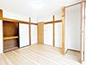 室内：【リフォーム済】1階7.5帖洋室です。和室だったお部屋を縁側と繋げ、大きな洋室としてリフォームいたしました。大工さんのこだわりで、もともと和室で使っていた部材を最大限使用いたしました。