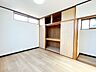 その他：【リフォーム済】2階西側居室別角度です。お部屋の北面には収納がございます。収納内部は一部べニア張りを行いました。照明も新品のLEDシーリングライトに交換しました。