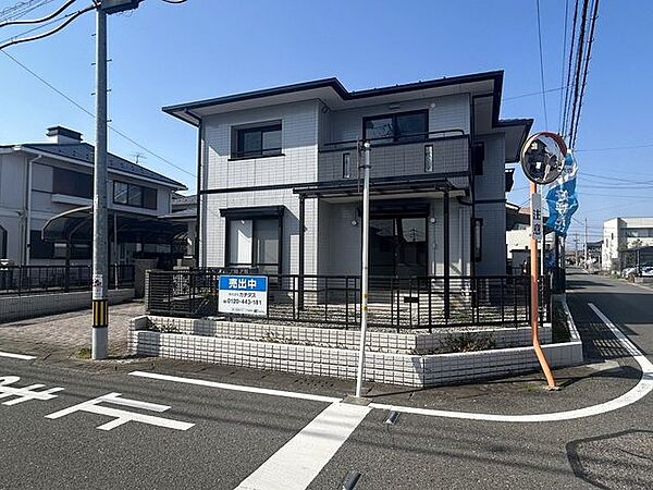 【リフォーム済】別角度の外観です。南東角地のため、陽の光が良く入ります。外壁や屋根、雨樋といった付帯部分も塗装を行いました。お庭にあった樹木は伐採し、開放感のあるお庭になりました。