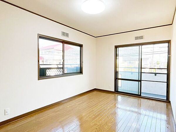 【リフォーム済】2階南東側約6帖洋室です。ベランダへの出入りが可能で、採光や通風も良好なお部屋です。天井と壁のクロスを張り替え、床はクリーニングを行いました。