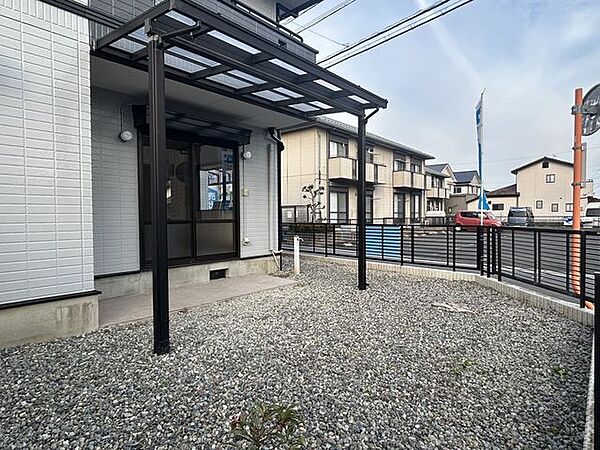 【リフォーム済】お庭です。ガーデニングを楽しんだり、ペットと遊んだりと、ライフスタイルに合わせて自由にお使いいただけるお庭です。テラス付きのため、雨の日でも洗濯物を干しやすく、家事のしやすさも魅力で…