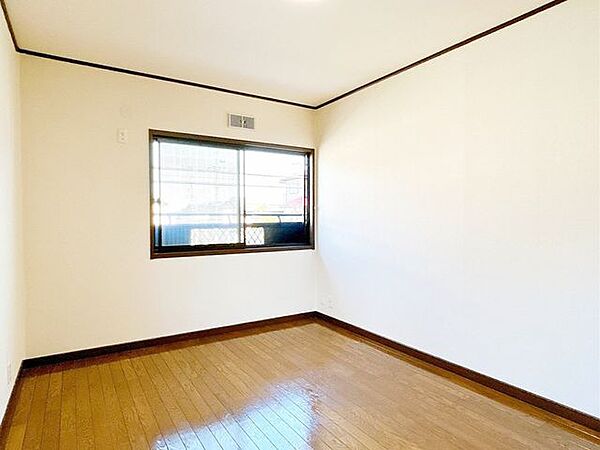 【リフォーム済】別角度の2階北東洋室です。床はクリーニングを行い、壁と天井はクロスを貼り換えました。