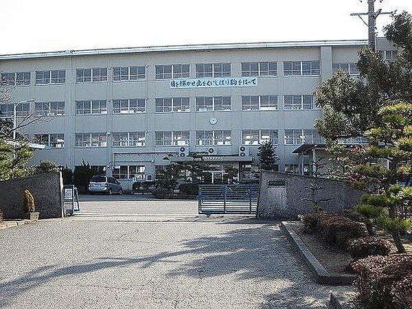 バロー　垂井店 西部中学校まで徒歩約14分（1100ｍ）です。部活帰りに友達と会話しながらだと、あっという間な距離なのかもしれません。 1800m