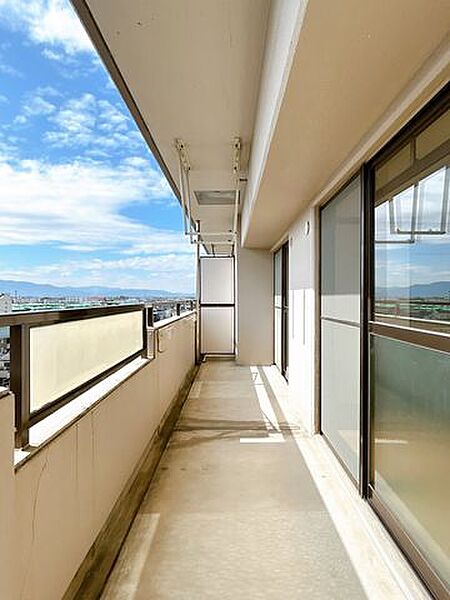 【リフォーム済】ベランダです。南側に面しており、日当たり良好です。お洗濯ものもパリッと乾きそうです。上についているものはエアコンの室外機置きです。