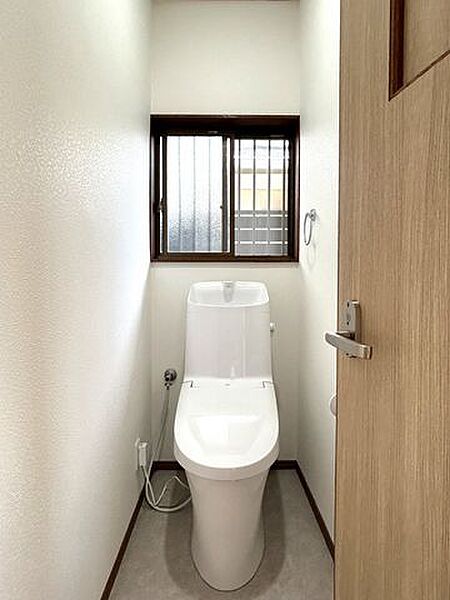 【リフォーム済】トイレは新しいものに交換しました。肌に触れるところは新品だと安心ですね。トイレの床はクッションフロアを貼り、壁と天井はクロスを貼り換えました。照明は交換いたしました。