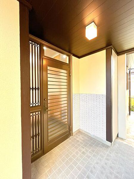 【リフォーム済】玄関扉になります。鍵、ドアホンを交換しました。ドアホンはモニター付きなので来客時に安心できますね。