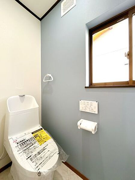 【リフォーム済】2階トイレは新品に交換しました。お肌に触れる部分が新品だと嬉しいですね。トイレの床はクッションフロアを貼り、壁と天井はクロスを貼り換えました。照明も交換しました。